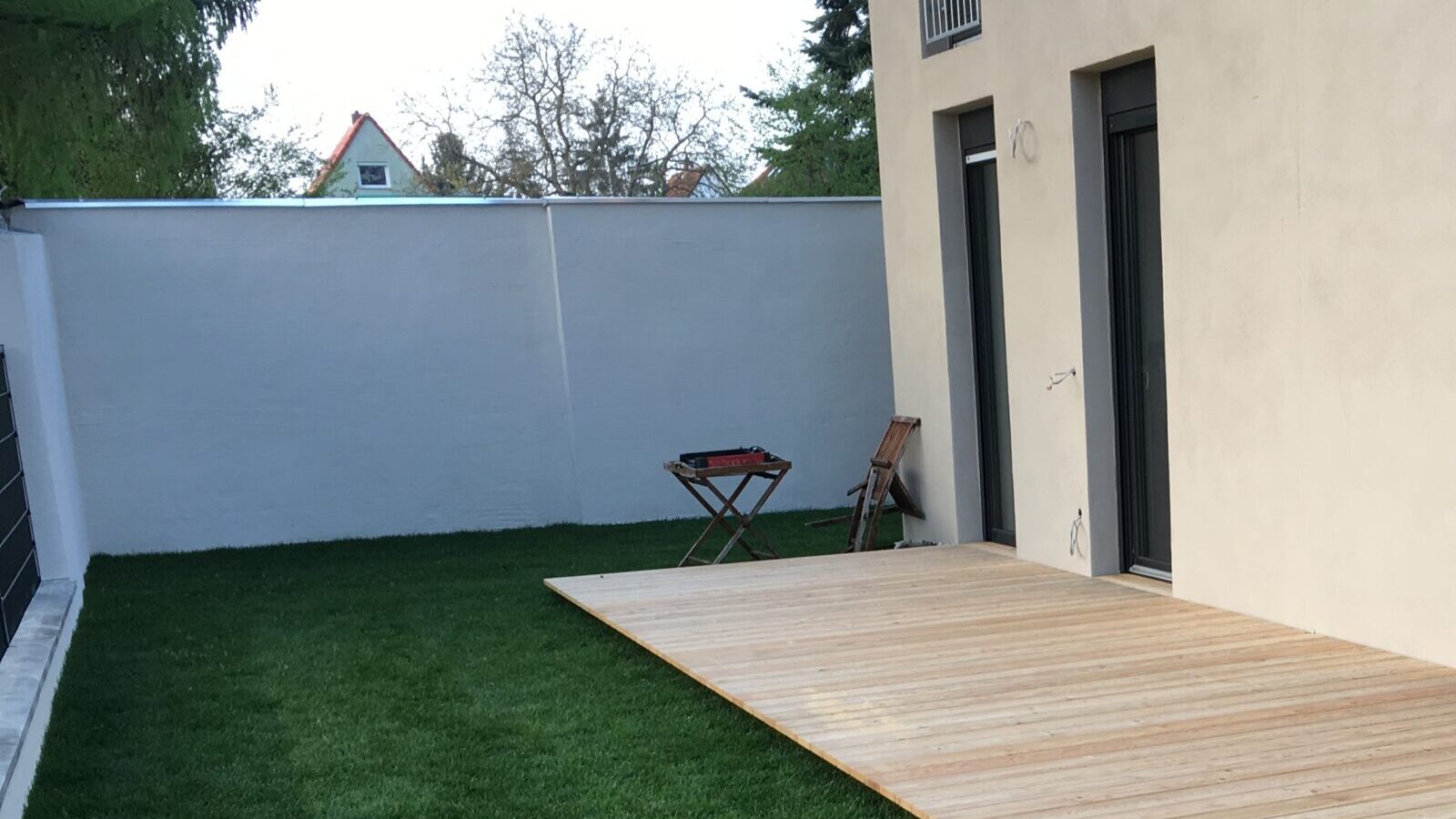 Terrasse und Rollrasen