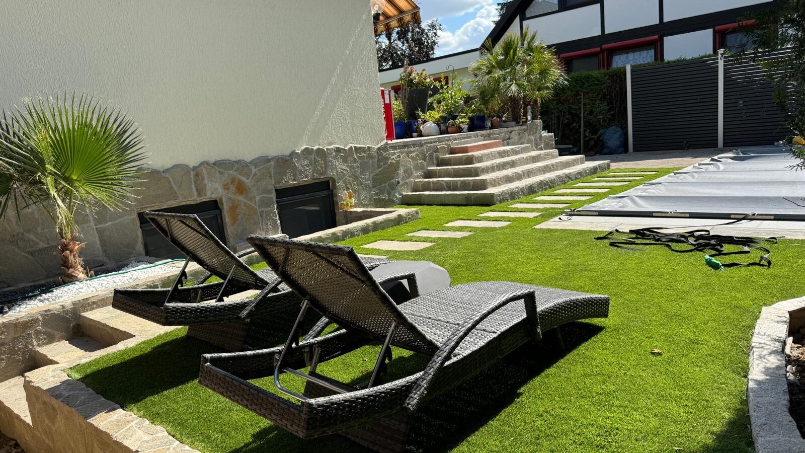Pool. / RR
